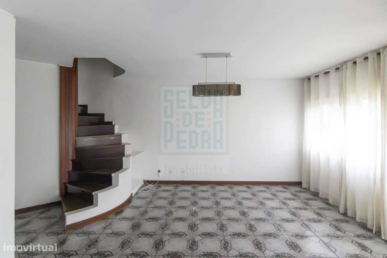 T4 duplex nos Montes Burgos p/ arrendamento - Grande imagem: 4/19