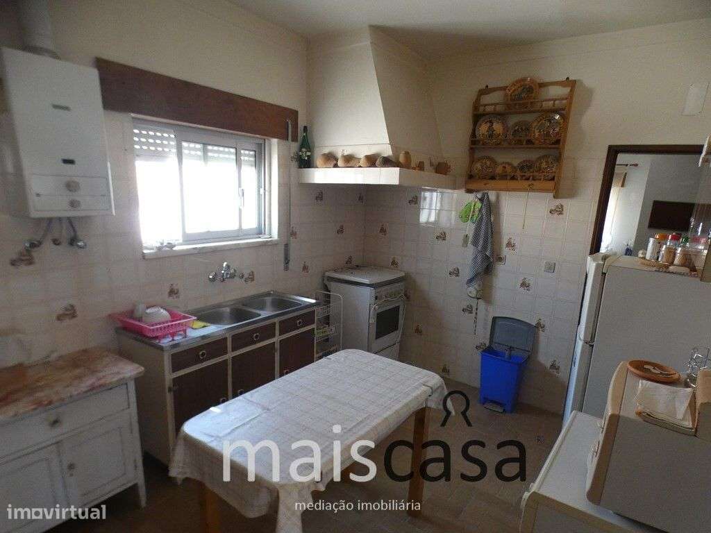 Moradia T2 com Quintal, Anexos e Garagem !-11