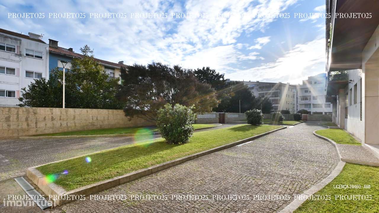 T2 C/ Terraço Privativo em Condº Fechado com piscina  - Casa da Música-30