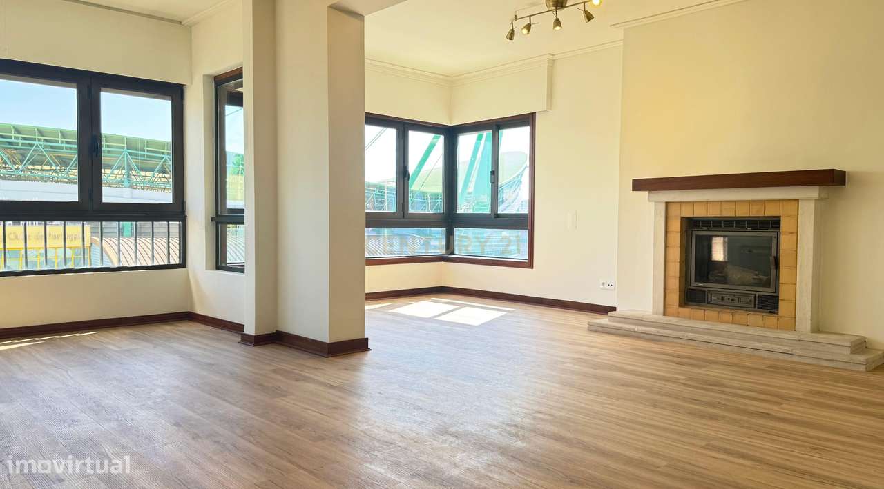 Luminoso e Remodelado Apartamento T3 – com Estacionamento - Junto ao E - Grande imagem: 4/41