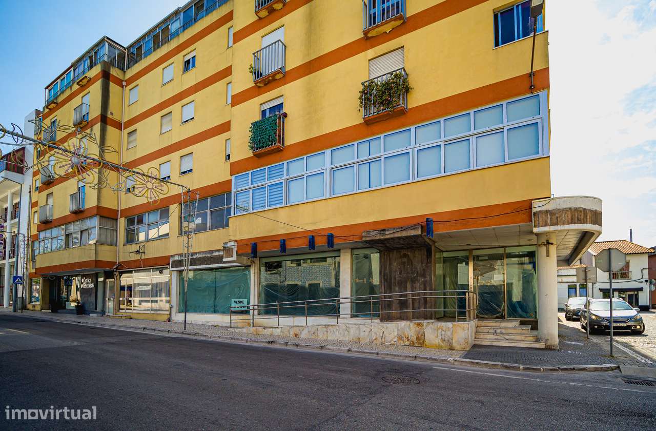 Loja com cave e com três montras no Centro de Vagos - Grande imagem: 5/49