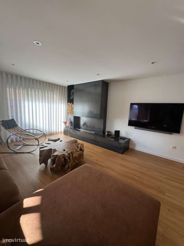 Apartamento T3 - 181m2- Localizado no Centro de Esposende-0