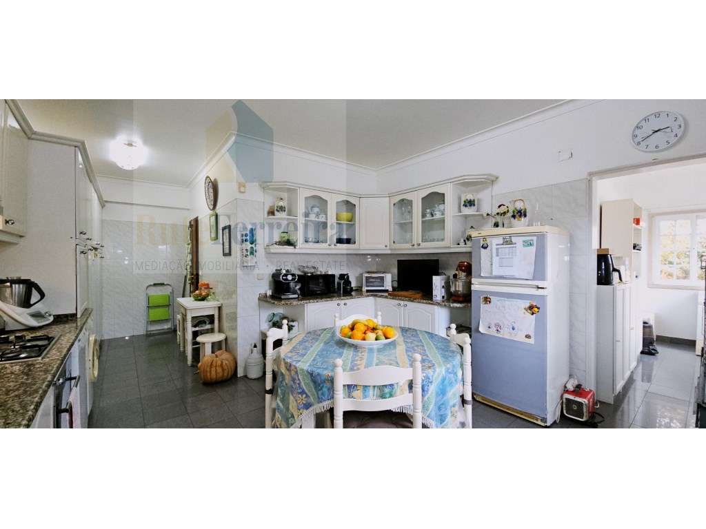 Moradia T5 com jardim privado e garagem !!-9