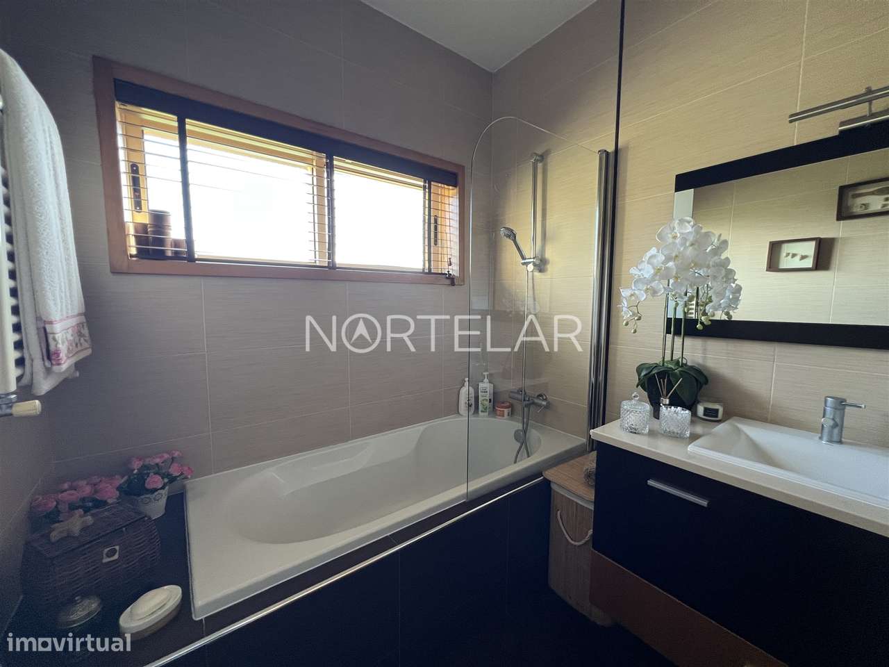 Moradia T3 com jardim e 3 frentes em Famalicão-22