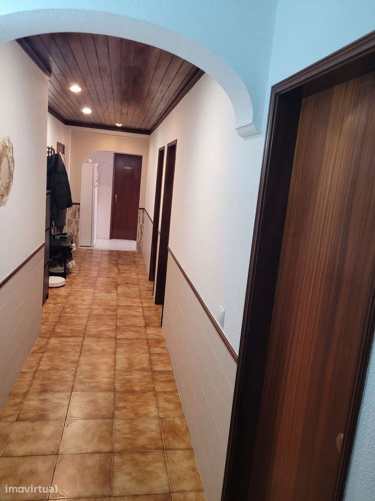 T2 com Excelente Luminosidade e Varandas Espaçosas - Grande imagem: 2/23