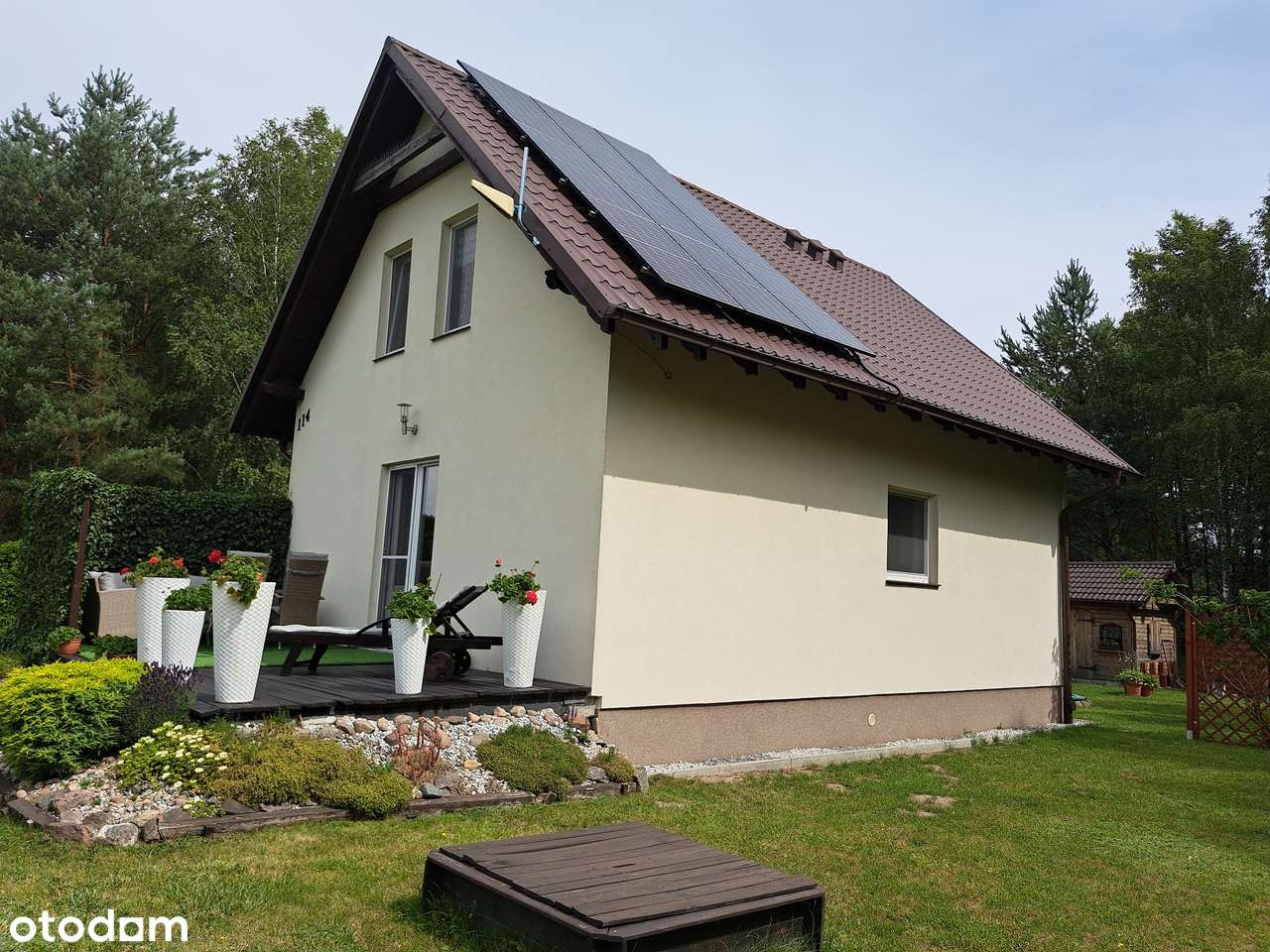 Dom nad jeziorem, całoroczny, nasadzenia, fotowotaika, media, wiata-11