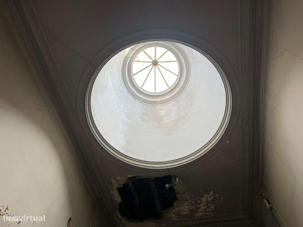 Prédio para recuperar na Rua D. João IV, em pleno centro do Porto-5