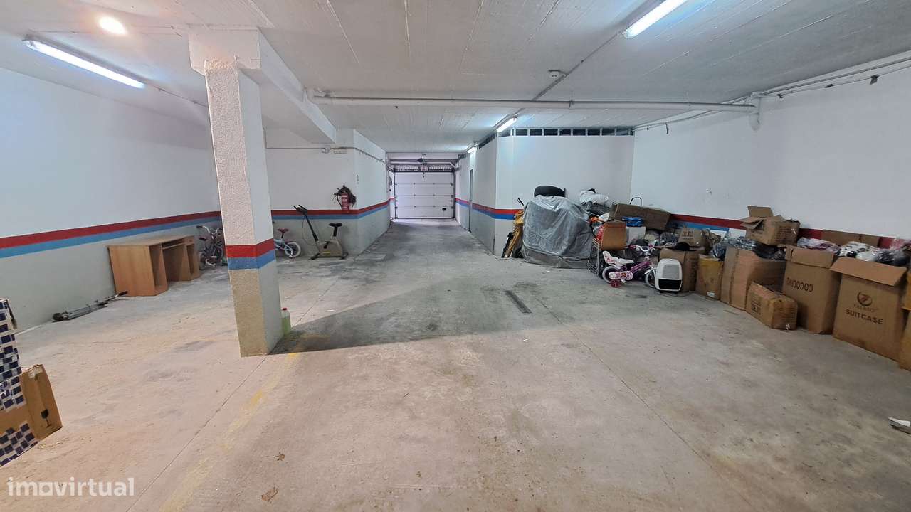 Apartamento T3  área total 145m2, 2 lugares estacionamento  Brandoa-13