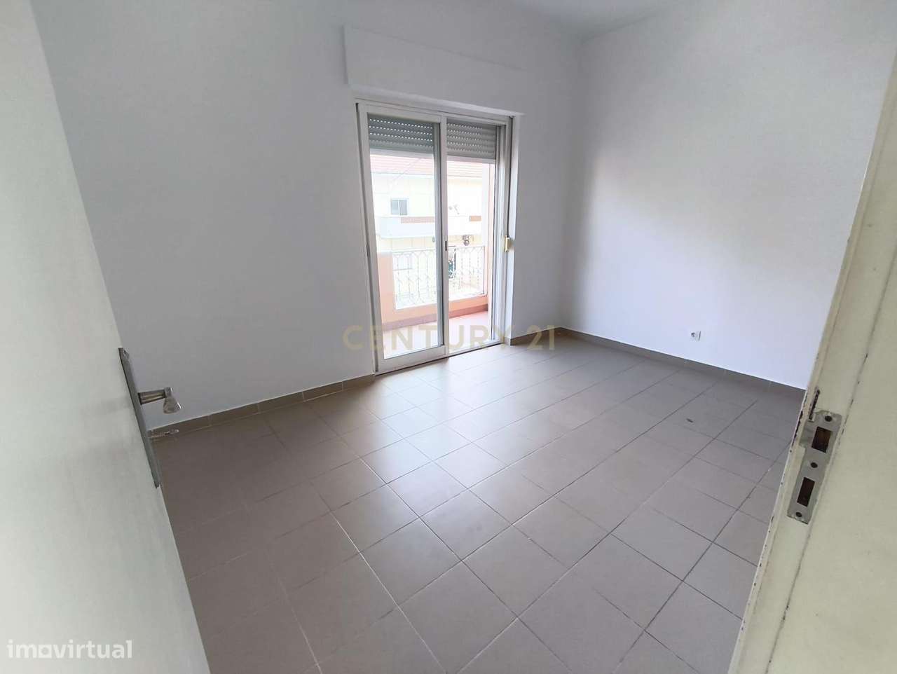 Moradia T2  |  Terraço  |  Com loja ou garagem-12