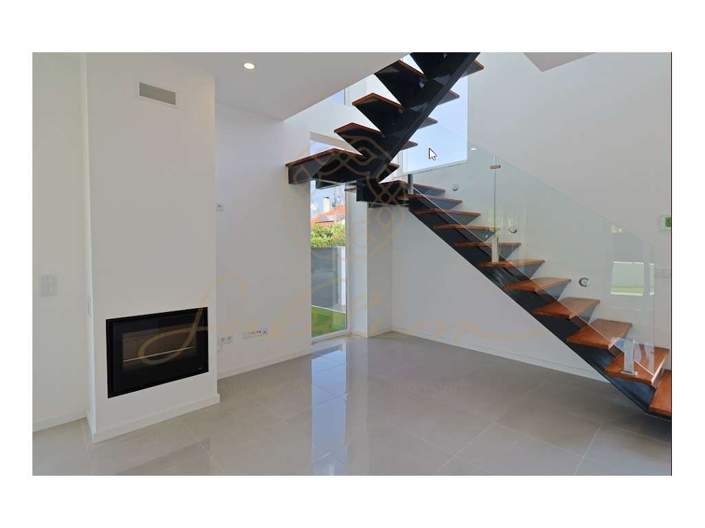 Moradia Nova com 4 Assoalhadas, Garagem Box e Piscina!-15