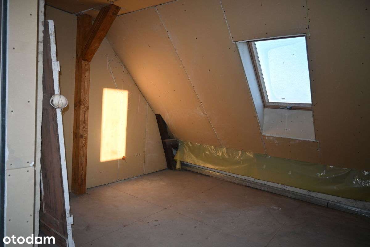 Dom z dwoma niezależnymi mieszkaniami.-5