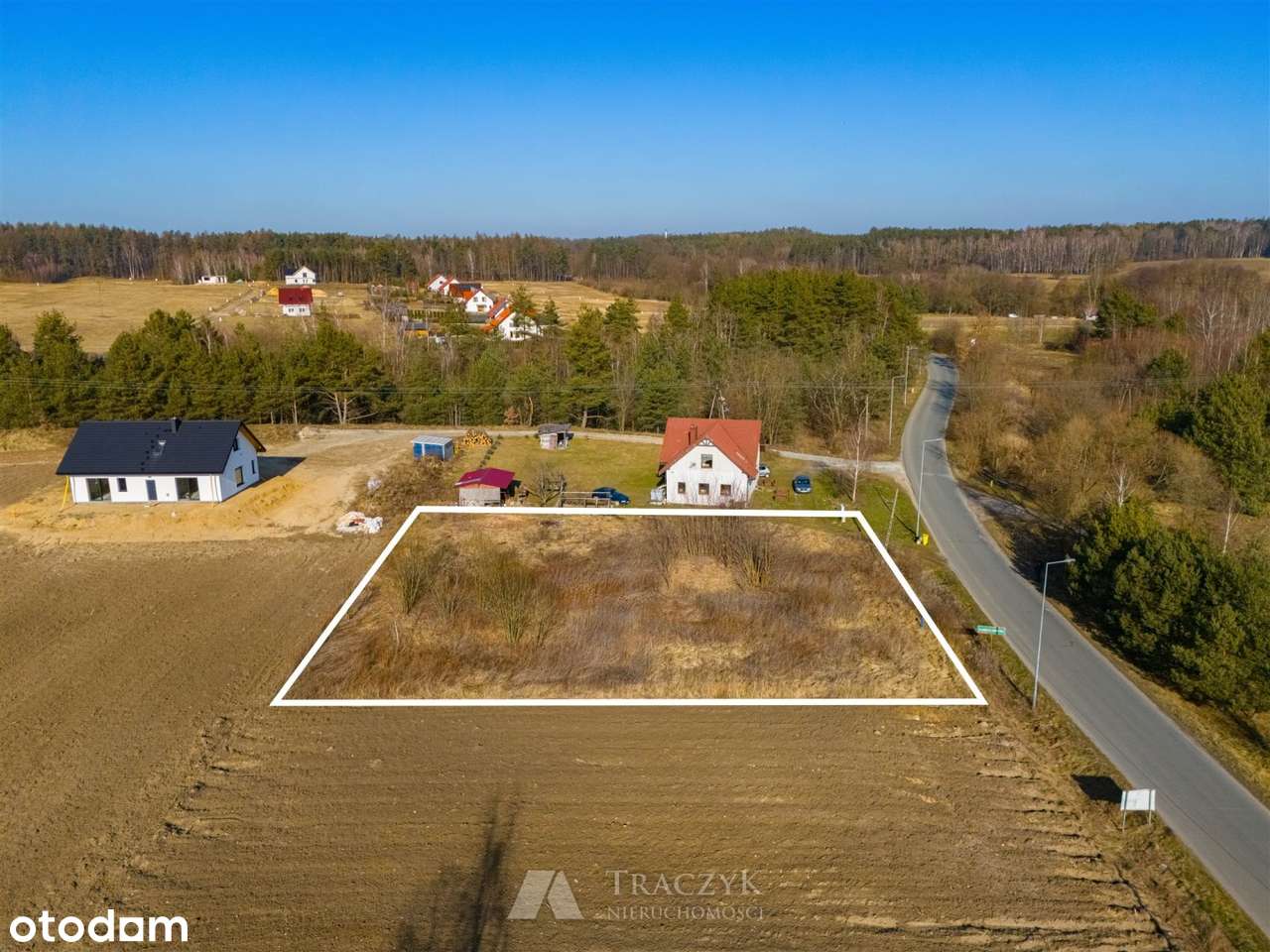 Uzbrojona działka_droga gminna asfaltowa_Las-0