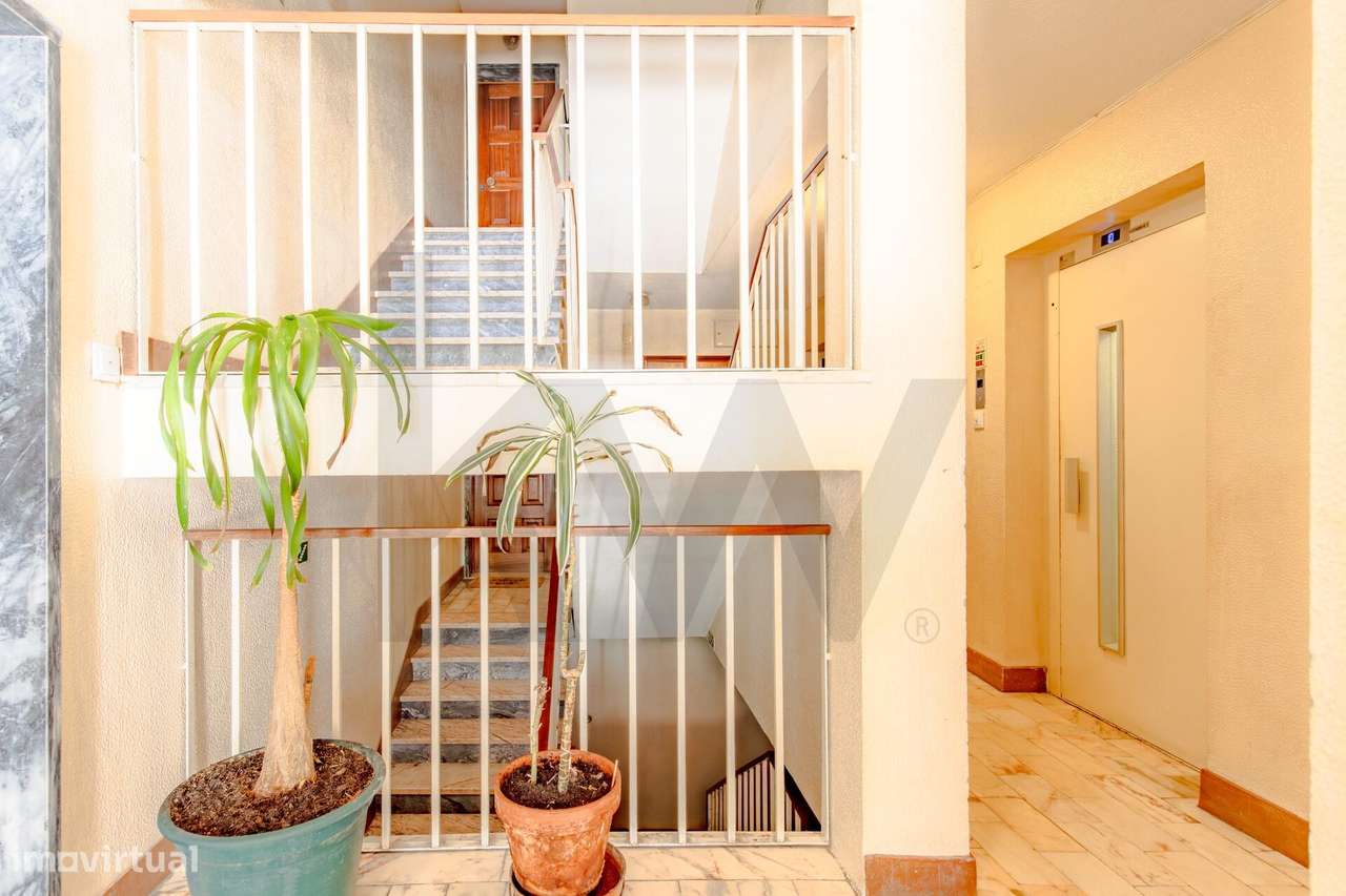 Apartamento T2 com Garagem Box e Vista Mar | Buzano – Parede-19