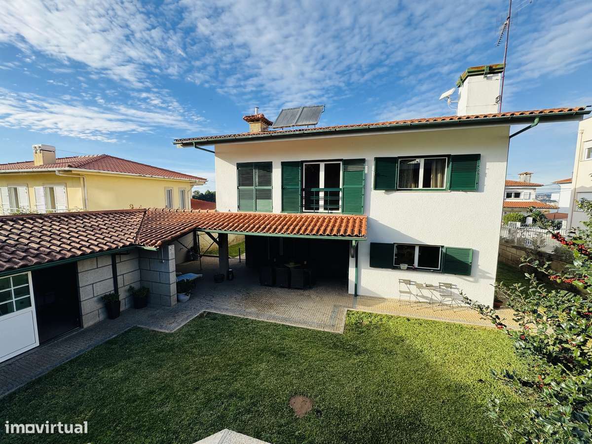 Moradia T4 com jardim e garagem em Braga-0