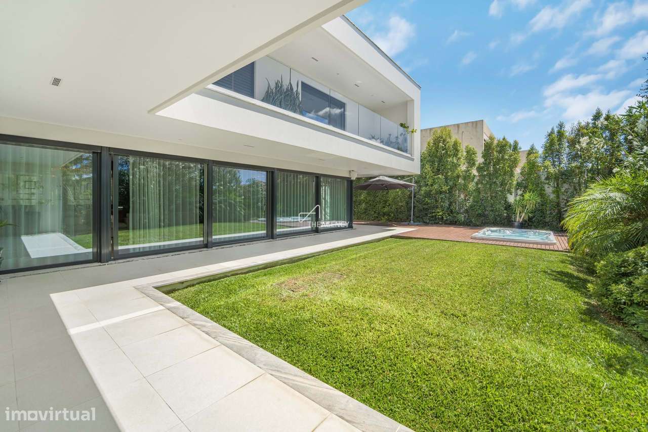 Moradia V4+4 Sofisticada e Moderna com jardins, jacuzzi e cinema em Bi - Grande imagem: 3/45