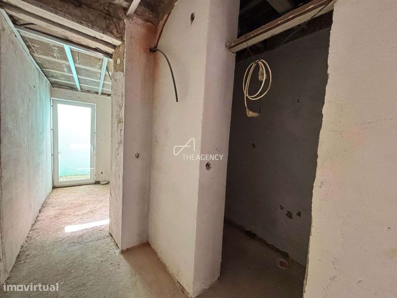 Prédio p/ Investimento em Alhandra  - 2 Estúdios para Restaurar-9