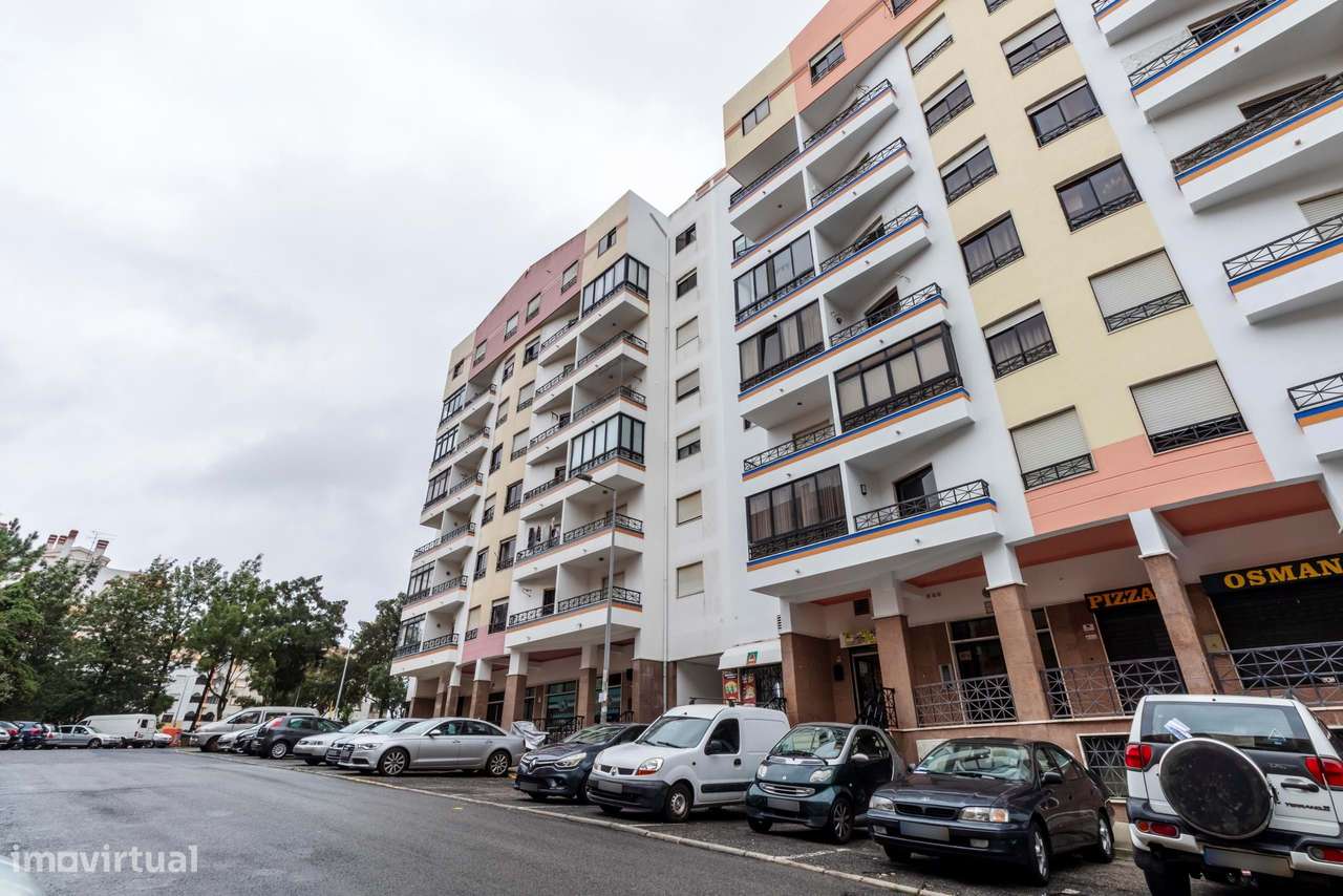 Apartamento T2 Remodelado c/ Lugar de Estacionamento em Mem Martins, S-38
