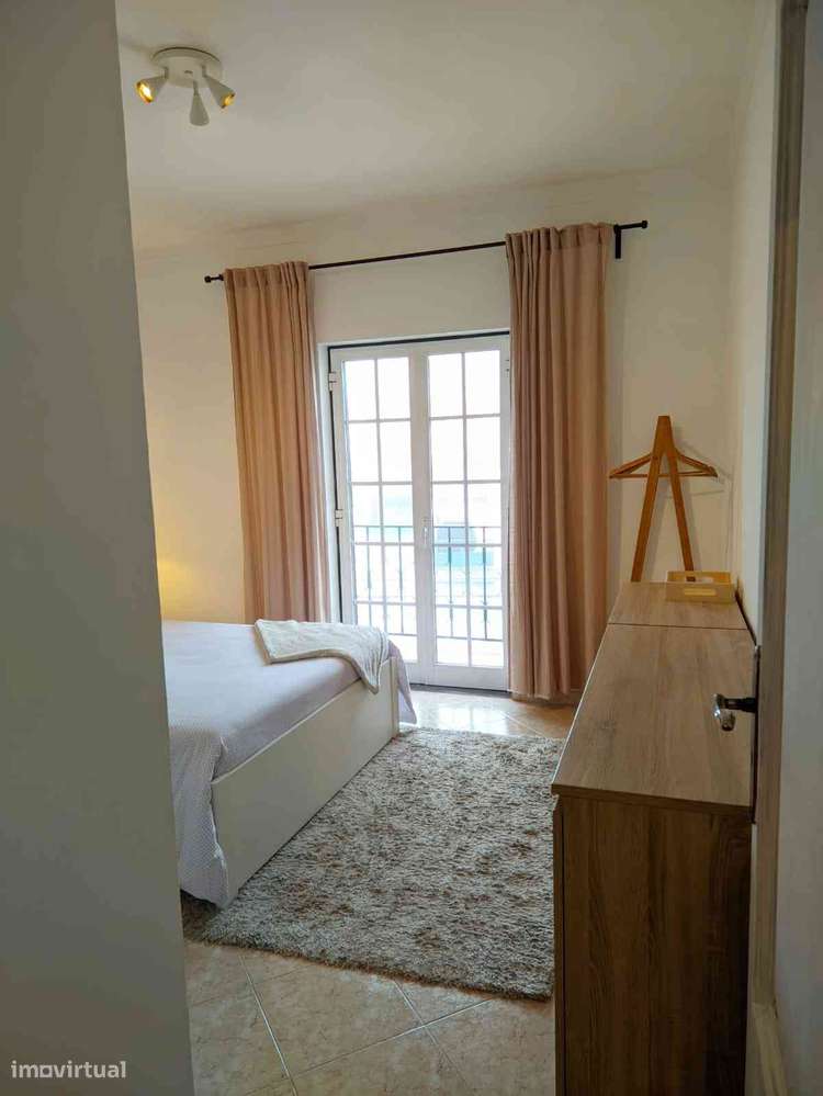 Moradia T4 de rés do chão e 1º andar com jardim, varanda e garagem - Grande imagem: 5/45