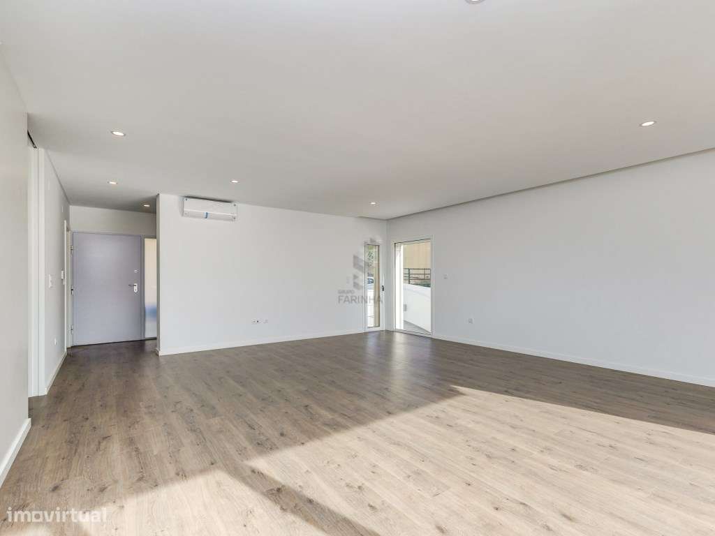 MORADIA T4 NOVA
Famões, moradia independente V4+1 nova com Jardim,...-5