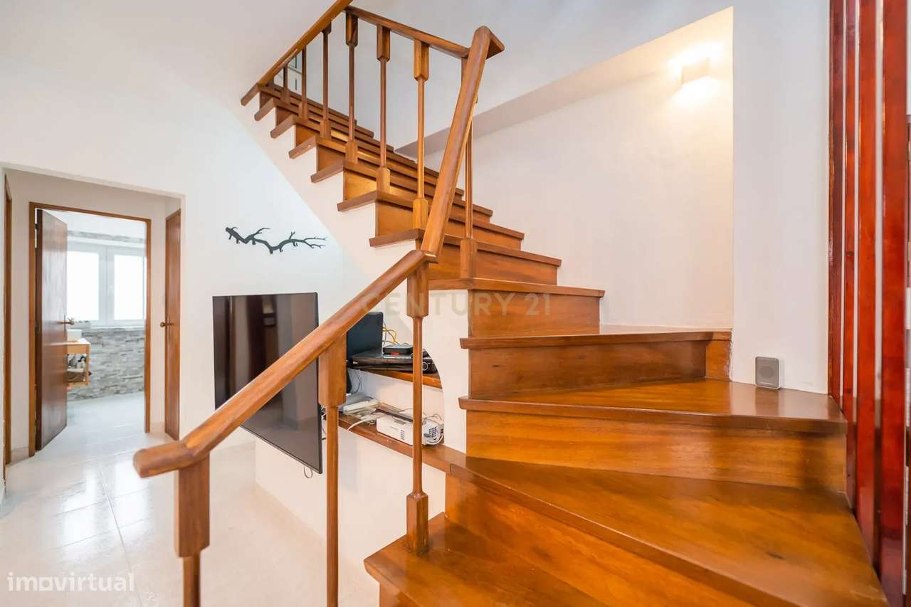 Propriedade com duas moradias geminadas-12