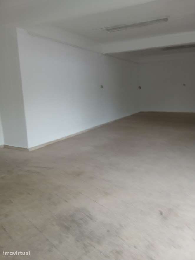 Arrenda-se Armazém Camarate Bº do Grilo/Fetais - Grande imagem: 2/13