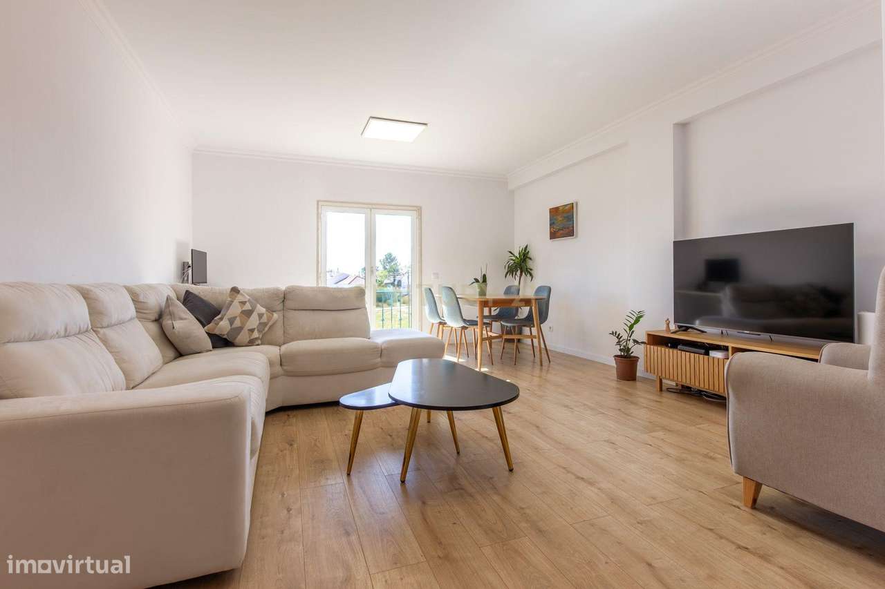 Apartamento T2 Renovado em Azeitão com lugar de parqueamento-0