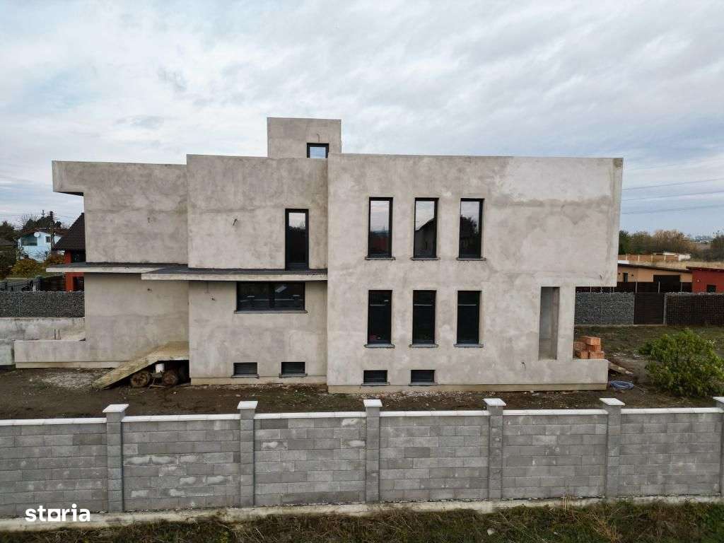 Vilă modernă pe 3 niveluri la gri în Poltura - Imagine principală: 5/20