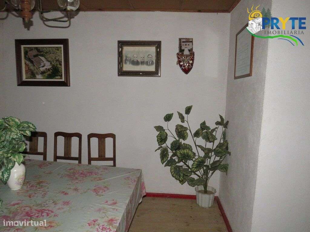 Pequena quinta a confinar com a Ribeira situada perto de Oleiros-13