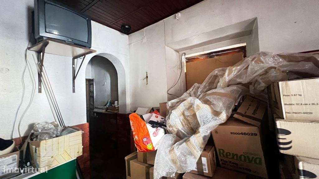 Pizzaria e Habitação no 1º andar no Centro do Montijo - Para renovar-17
