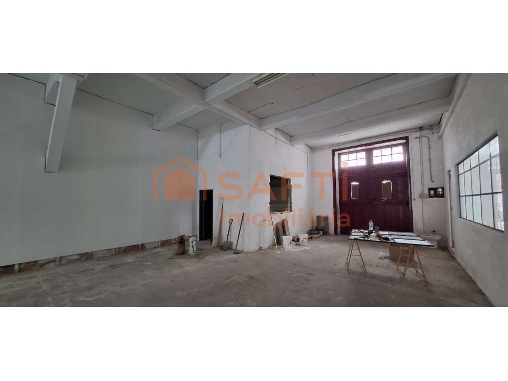 Casa no centro da cidade do Cartaxo com dois pisos e dois pátios ex... - Grande imagem: 5/34