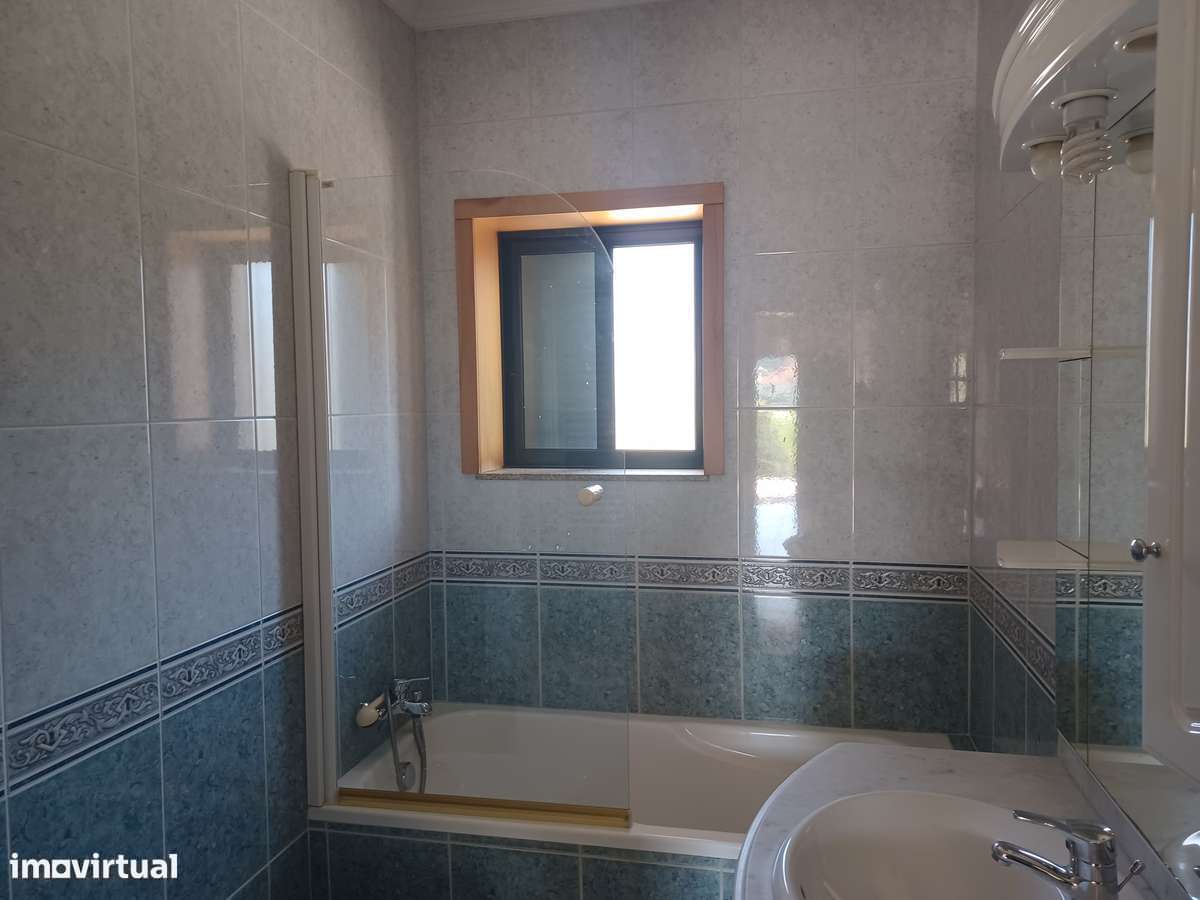 2 Casas - 2 artigos casa principal + Casinha  (Tipo T1)  em Lago-9