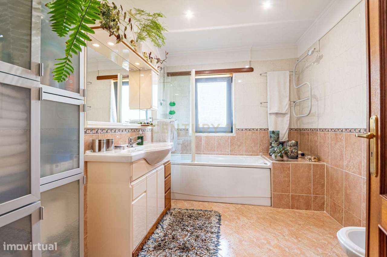 Apartamento Único T2 de 82m2 com Terraço de 75m2 em Porto Salvo-18