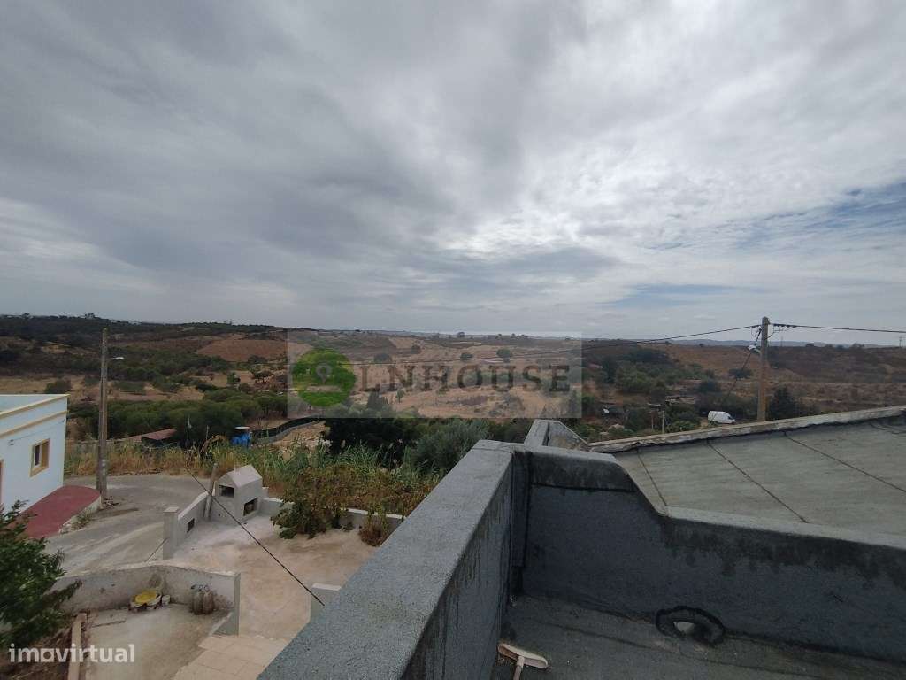 Moradia térrea T2 em remodelação com garagem, pátios e horta, Odele...-33