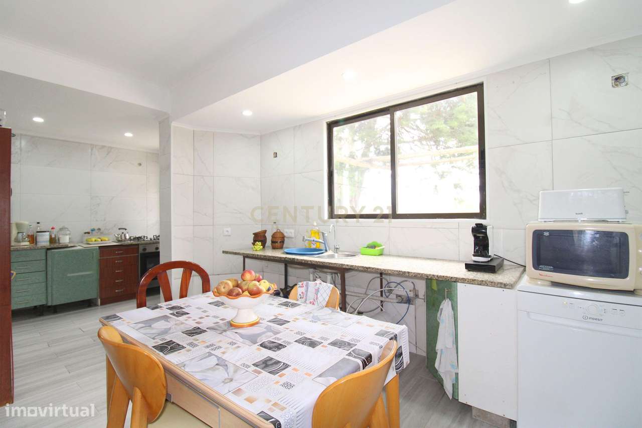 Quinta com Moradia Bi-familiar, construída num lote de 7.500 m2, em Pa-8