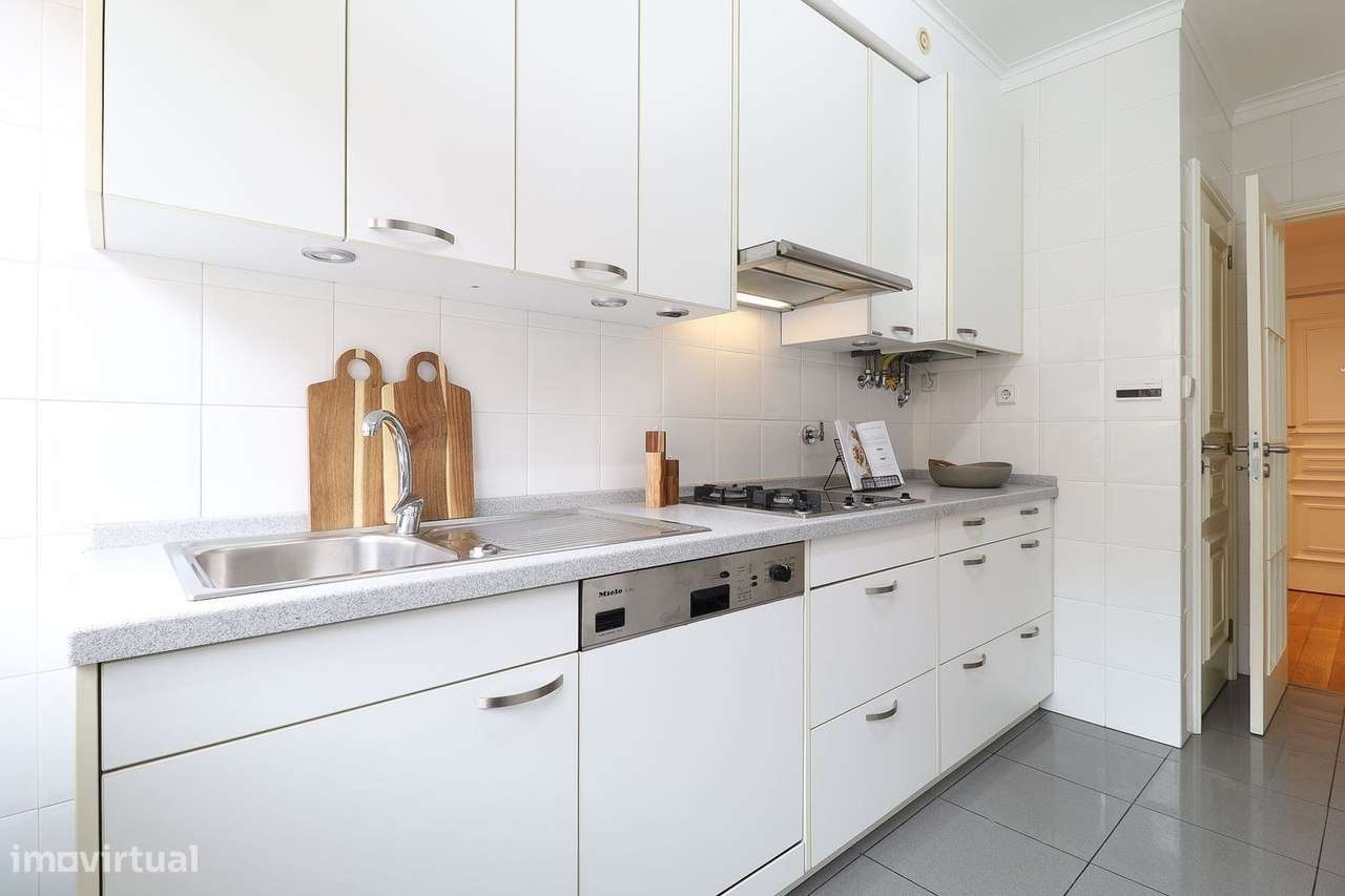 Apartamento T2 com garagem no coração de Campo de Ourique, Lisboa-12