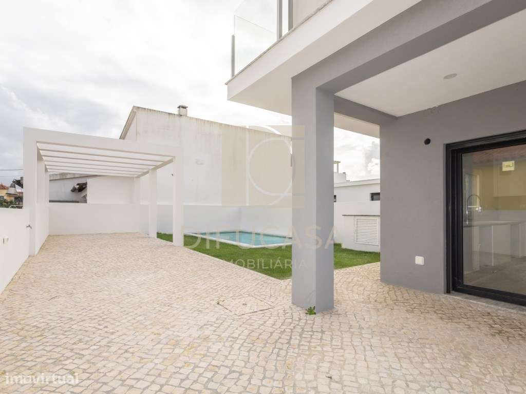 Moradia Com Garagem e Piscina Pronta a Habitar-5