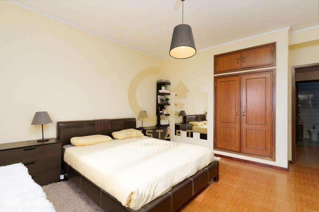 T2 - Parcialmente Renovado - Localização Premium - Vila Nova de Gaia-12