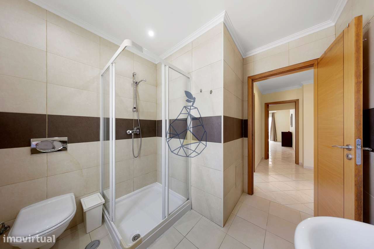 Moradia T5 com Piscina Privada, Jardim e 5 Suites em Montechoro, Albuf-35