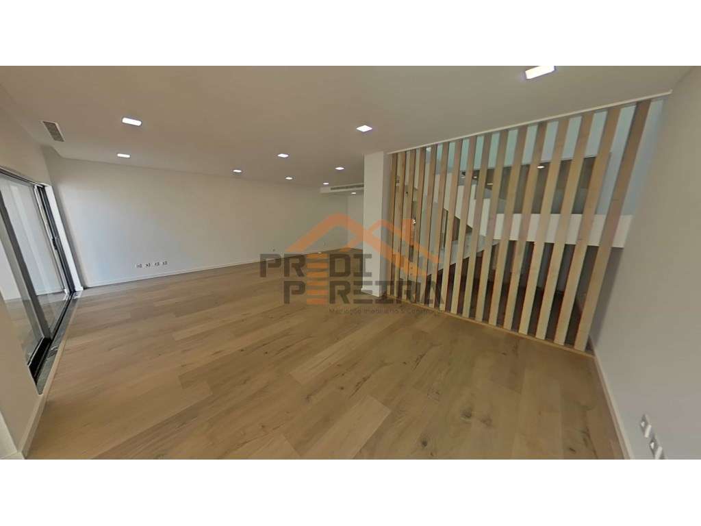 Moradia T4 em condomínio privado com piscina, no Fanqueiro em Loures-4