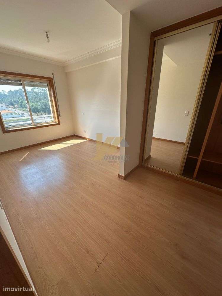 Apartamento T2+1 com garagem fechada p/ 4 carros - Grande imagem: 4/17