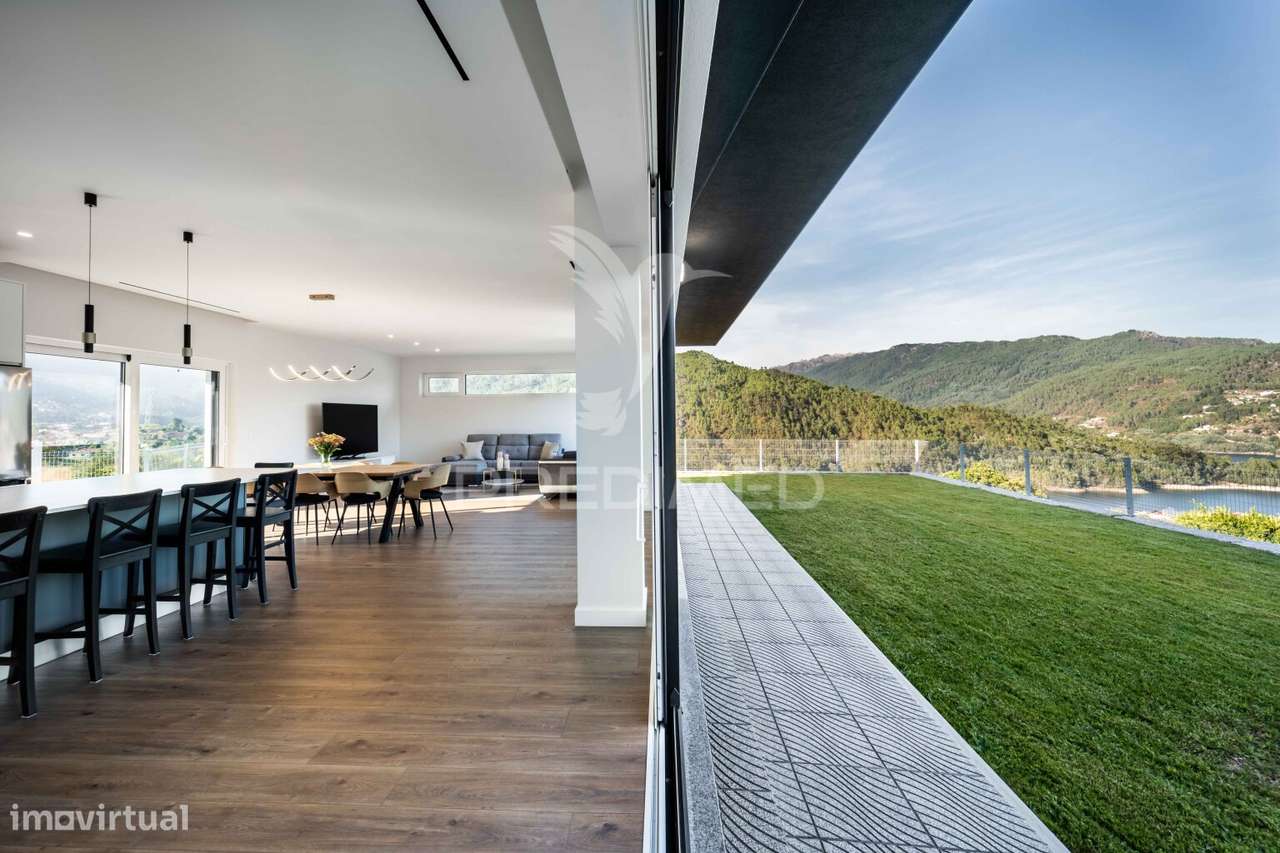 Moradia Térrea T3 - Com vistas para a Barragem (Rio Caldo - Gerês) - Grande imagem: 4/40