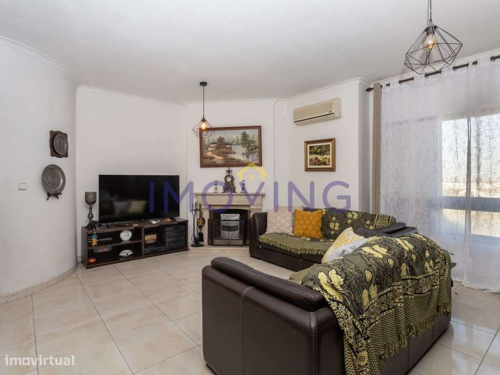 Apartamento T2 com parqueamento e arrecadação no Barreiro-3