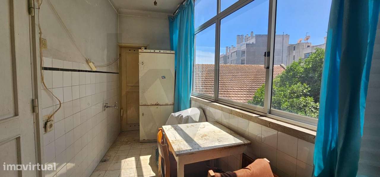 Apartamento com 5 divisões, 118m2 de área em prédio dos anos 50 com el - Grande imagem: 2/33