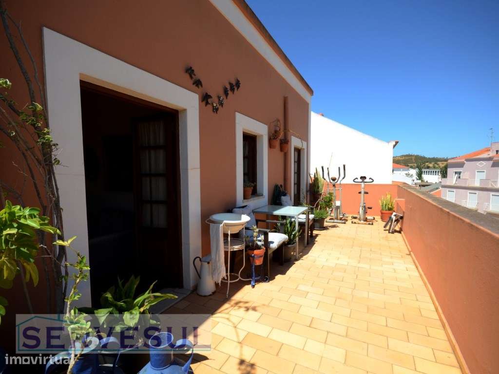 Excelente Oportunidade de Investimento! 1º Andar Duplex de uma Casa...-27