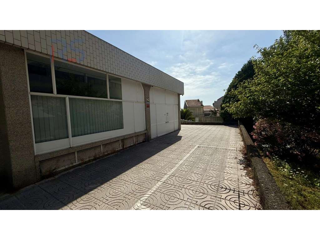 Loja de 4 frentes Porto Egas Moniz-7