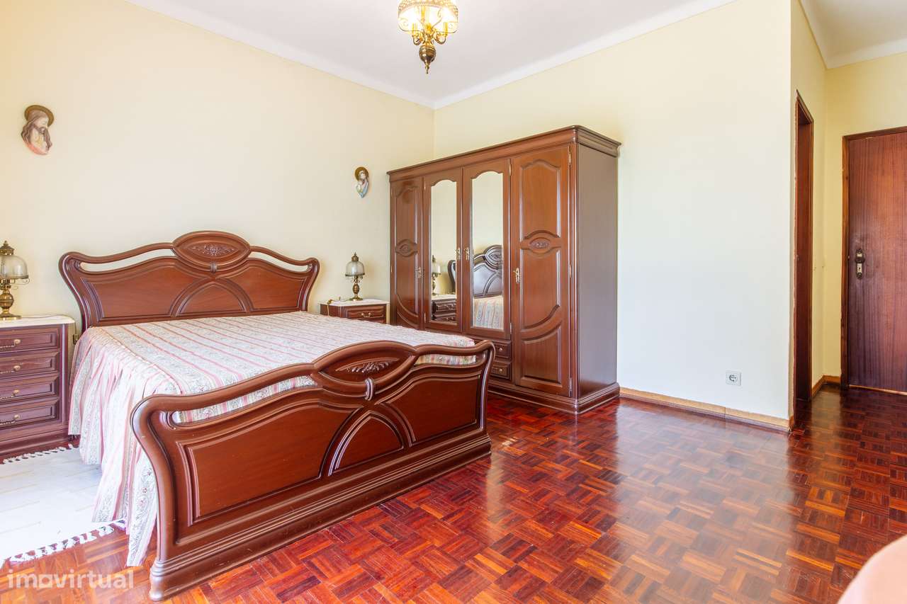 Moradia T5 isolada com jardim e terraço em Quinta do Conde-15