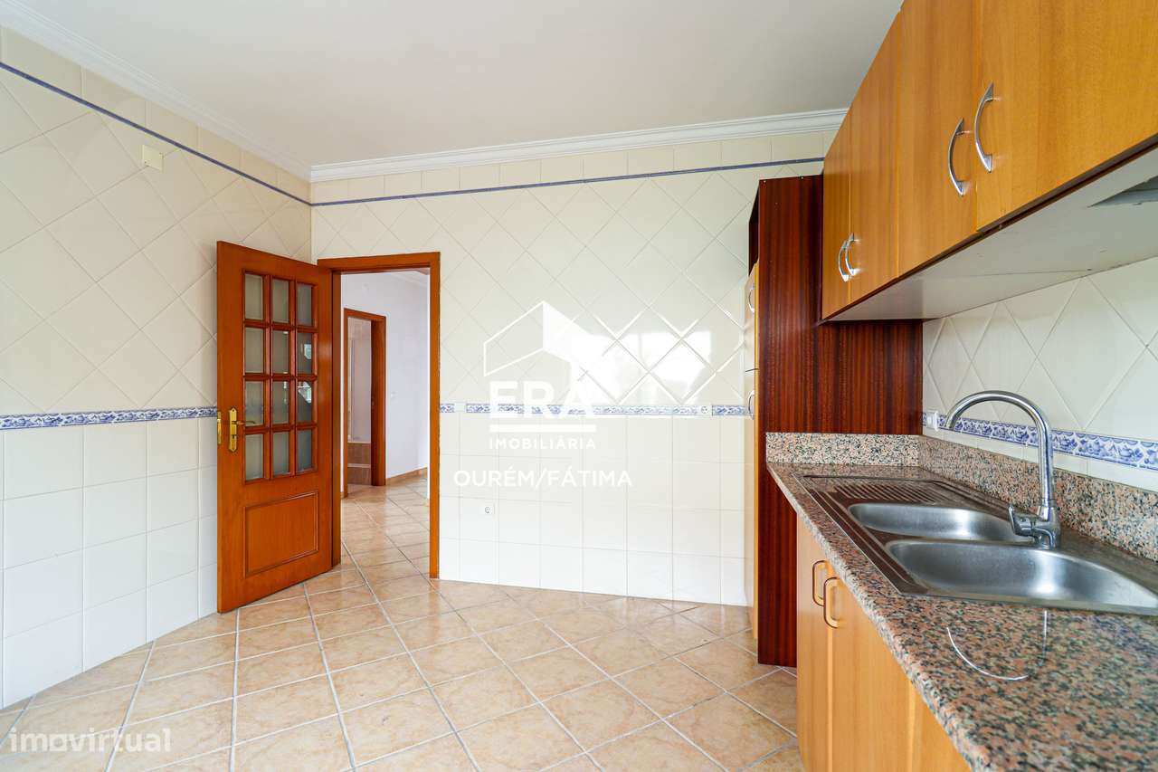 Moradia T3, localizada na periferia da cidade de Ourém - Grande imagem: 5/36