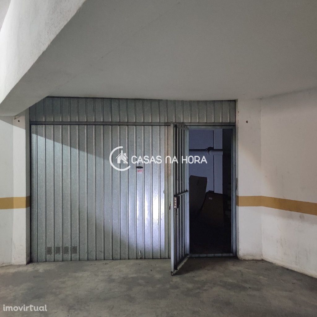 BOX em Zona de Garagens - Viaturas ou para Arrumos  Centro de Mem M...