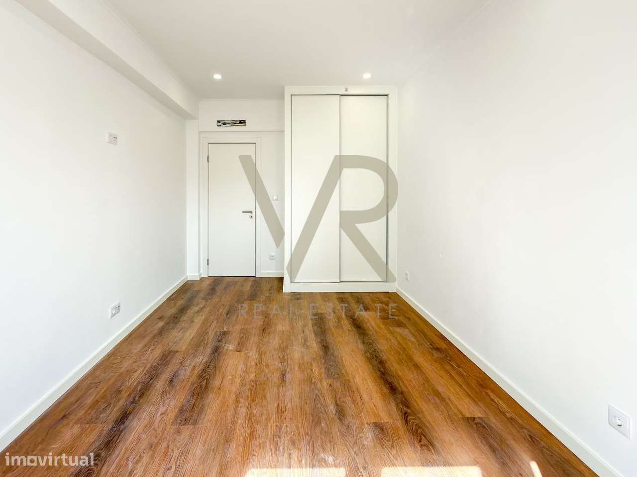 T2 Totalmente Remodelado | A 10 Min. da Reboleira | Cozinha Equipada e-16
