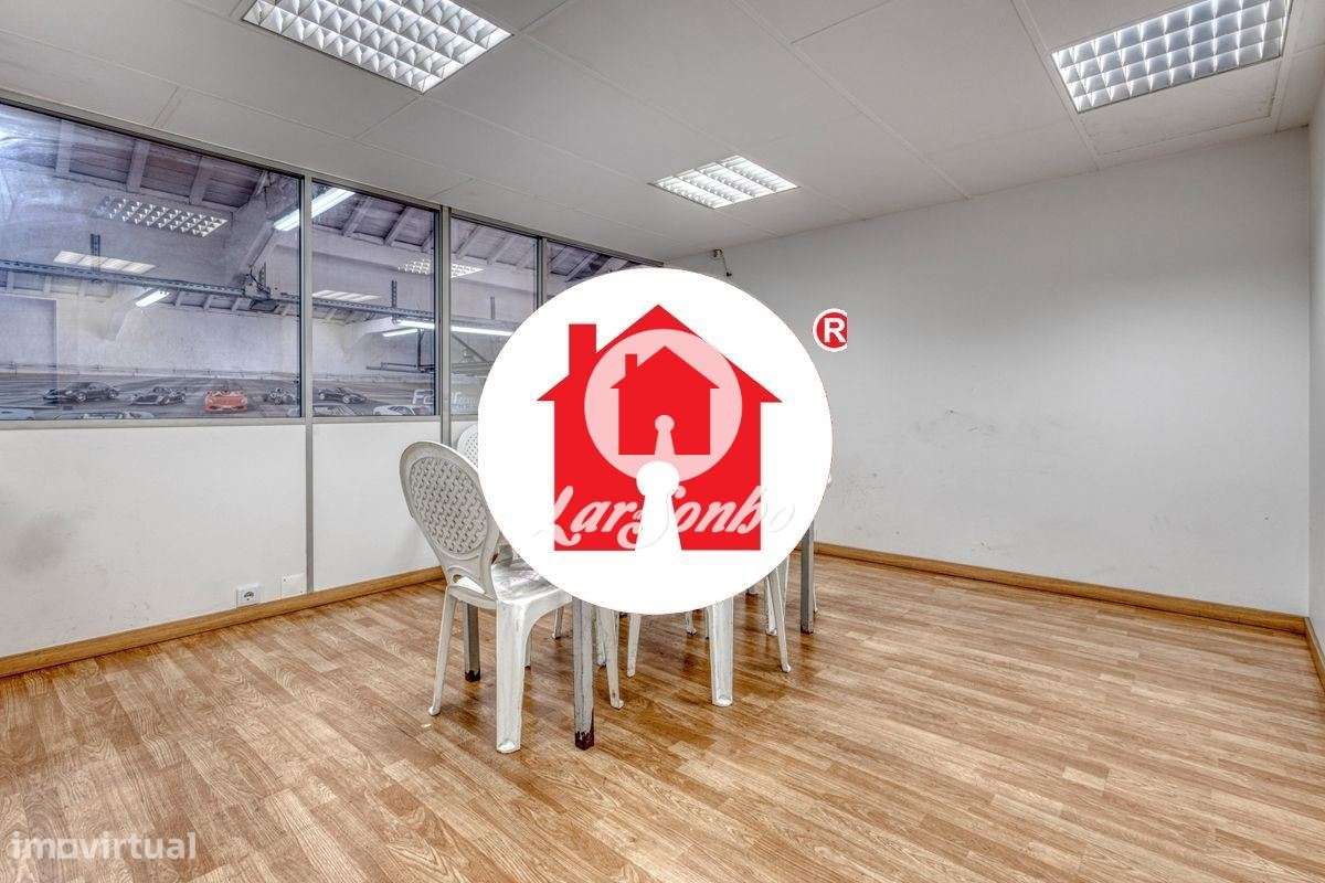 Armazém com excelente localização em Campanhã-3